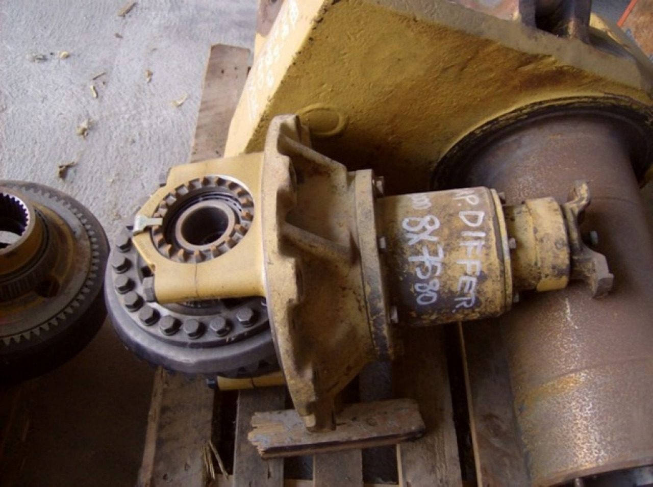 Caterpillar D300D DIFFERENZIALE CON COPPIA CONICA - Diferencijalni zupčanik za Građevinski strojevi: slika Caterpillar D300D DIFFERENZIALE CON COPPIA CONICA - Diferencijalni zupčanik za Građevinski strojevi Caterpillar D300D DIFFERENZIALE CON COPPIA CONICA - Diferencijalni zupčanik za Građevinski strojevi: slika Caterpillar D300D DIFFERENZIALE CON COPPIA CONICA - Diferencijalni zupčanik za Građevinski strojevi