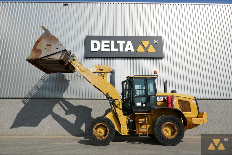 Utovarivač na kotačima Caterpillar 938M: slika Utovarivač na kotačima Caterpillar 938M