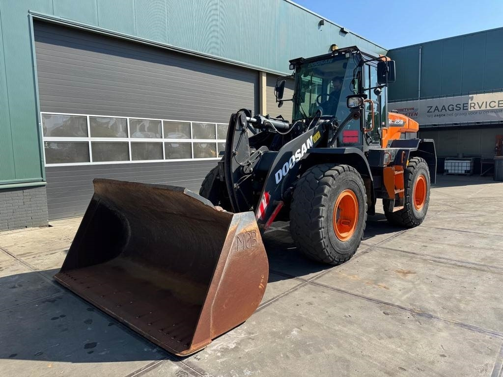 Doosan DL250-7 - Utovarivač na kotačima: slika Doosan DL250-7 - Utovarivač na kotačima Doosan DL250-7 - Utovarivač na kotačima: slika Doosan DL250-7 - Utovarivač na kotačima