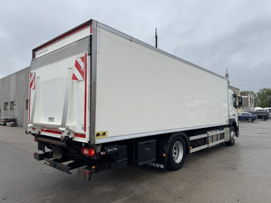 Volvo FM 420, Schlafkabine Koffer mit Ladebordwand - Kamion sandučar: slika Volvo FM 420, Schlafkabine Koffer mit Ladebordwand - Kamion sandučar Volvo FM 420, Schlafkabine Koffer mit Ladebordwand - Kamion sandučar: slika Volvo FM 420, Schlafkabine Koffer mit Ladebordwand - Kamion sandučar