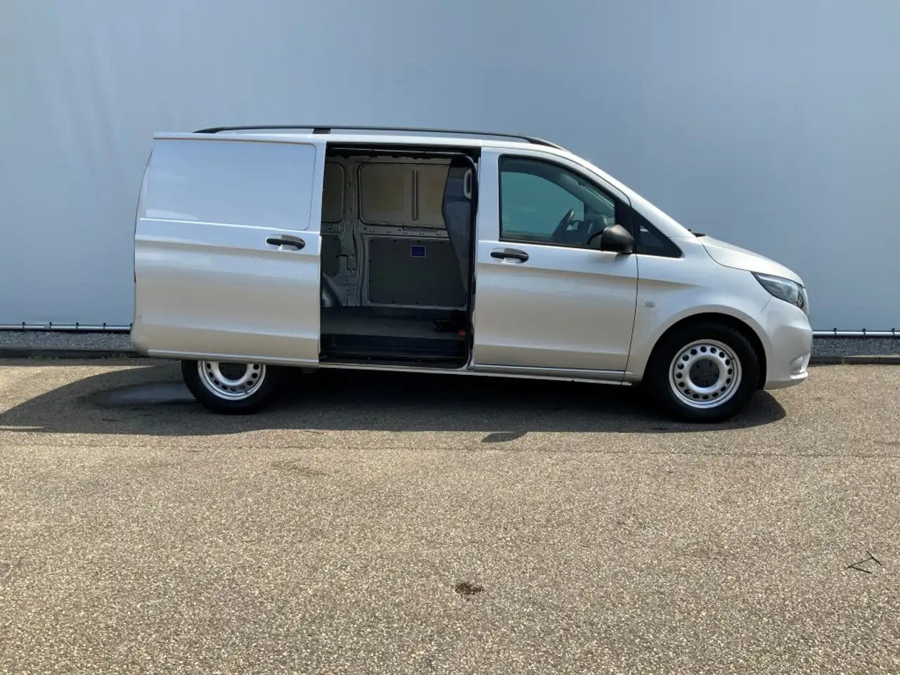 Mercedes-Benz Vito 114 CDI 4X4 Automaat Airco Cruise Trekhaak 2500 kg - Furgon: slika Mercedes-Benz Vito 114 CDI 4X4 Automaat Airco Cruise Trekhaak 2500 kg - Furgon Mercedes-Benz Vito 114 CDI 4X4 Automaat Airco Cruise Trekhaak 2500 kg - Furgon: slika Mercedes-Benz Vito 114 CDI 4X4 Automaat Airco Cruise Trekhaak 2500 kg - Furgon