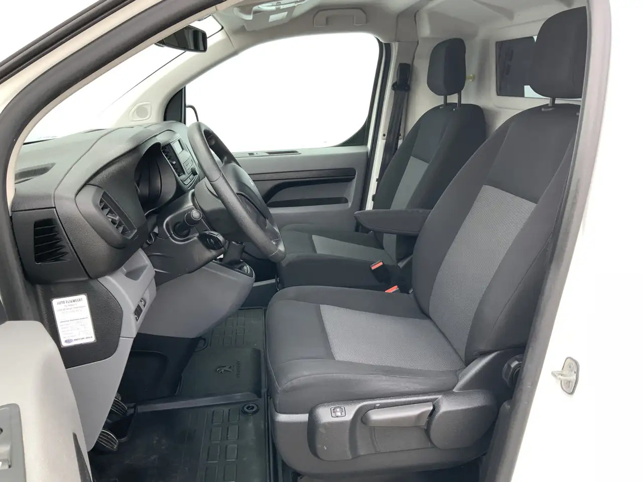 Peugeot Expert 227C 2.0 BlueHDI 150 Premium Pack Airco Cruise Cam - Furgon: slika Peugeot Expert 227C 2.0 BlueHDI 150 Premium Pack Airco Cruise Cam - Furgon Peugeot Expert 227C 2.0 BlueHDI 150 Premium Pack Airco Cruise Cam - Furgon: slika Peugeot Expert 227C 2.0 BlueHDI 150 Premium Pack Airco Cruise Cam - Furgon
