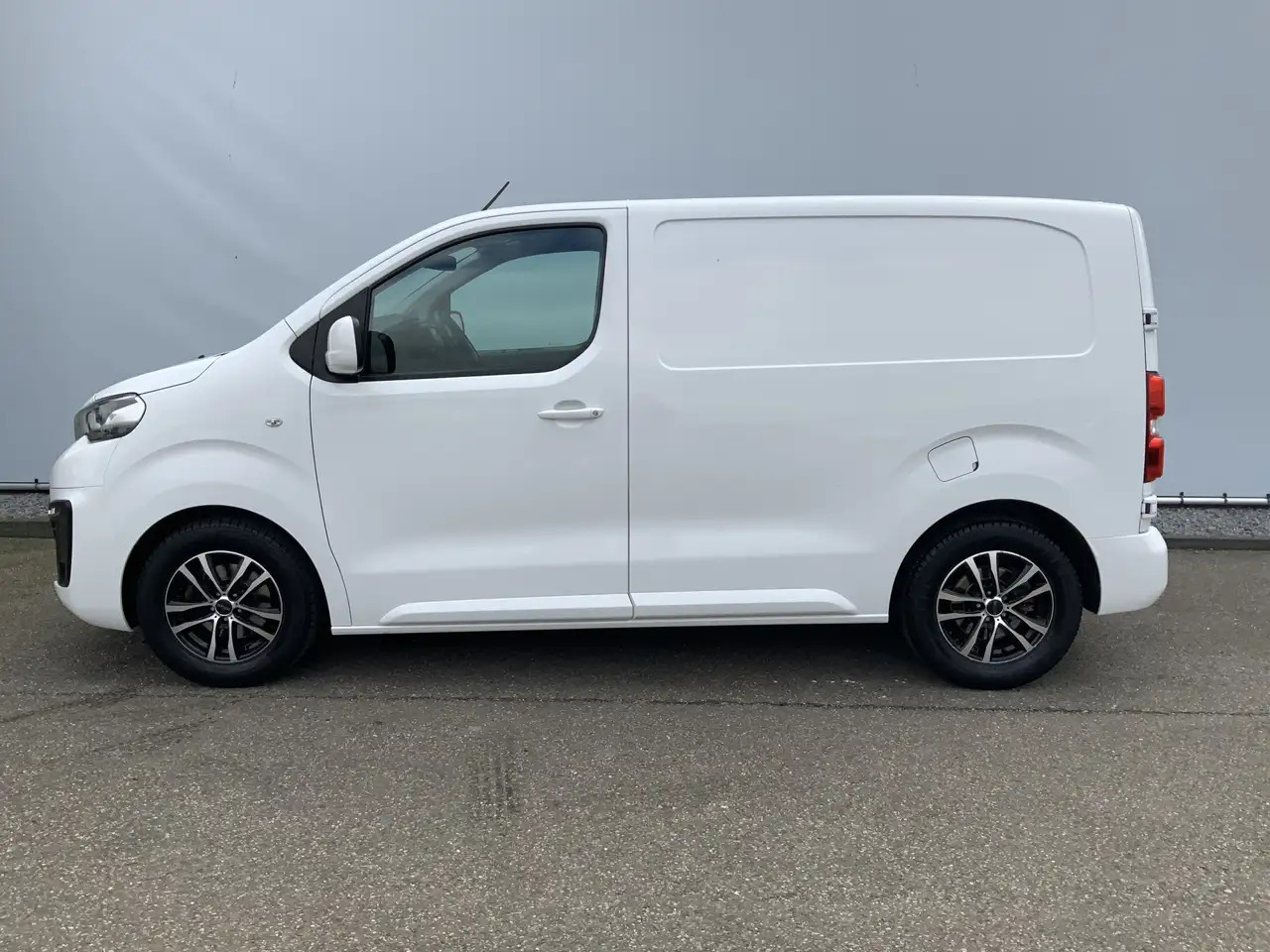 Peugeot Expert 227C 2.0 BlueHDI 150 Premium Pack Airco Cruise Cam - Furgon: slika Peugeot Expert 227C 2.0 BlueHDI 150 Premium Pack Airco Cruise Cam - Furgon Peugeot Expert 227C 2.0 BlueHDI 150 Premium Pack Airco Cruise Cam - Furgon: slika Peugeot Expert 227C 2.0 BlueHDI 150 Premium Pack Airco Cruise Cam - Furgon