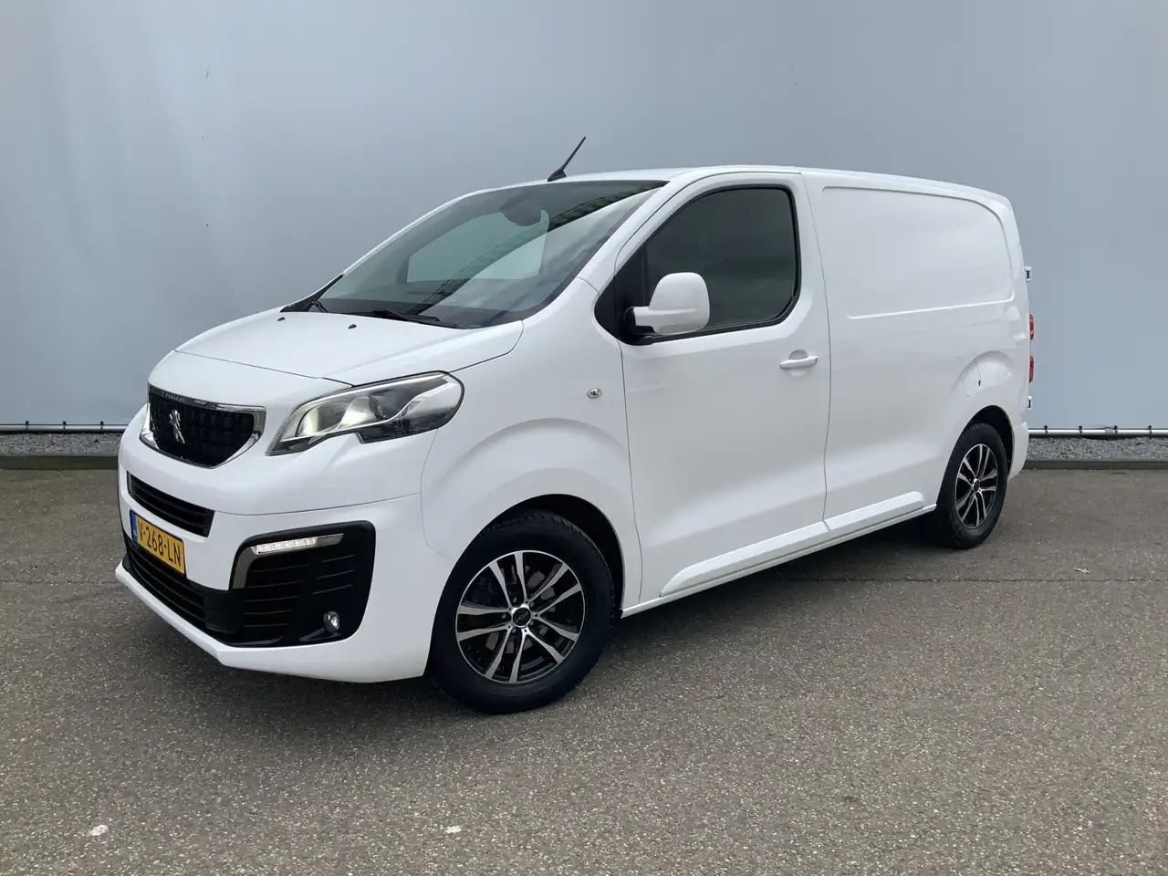 Peugeot Expert 227C 2.0 BlueHDI 150 Premium Pack Airco Cruise Cam - Furgon: slika Peugeot Expert 227C 2.0 BlueHDI 150 Premium Pack Airco Cruise Cam - Furgon Peugeot Expert 227C 2.0 BlueHDI 150 Premium Pack Airco Cruise Cam - Furgon: slika Peugeot Expert 227C 2.0 BlueHDI 150 Premium Pack Airco Cruise Cam - Furgon
