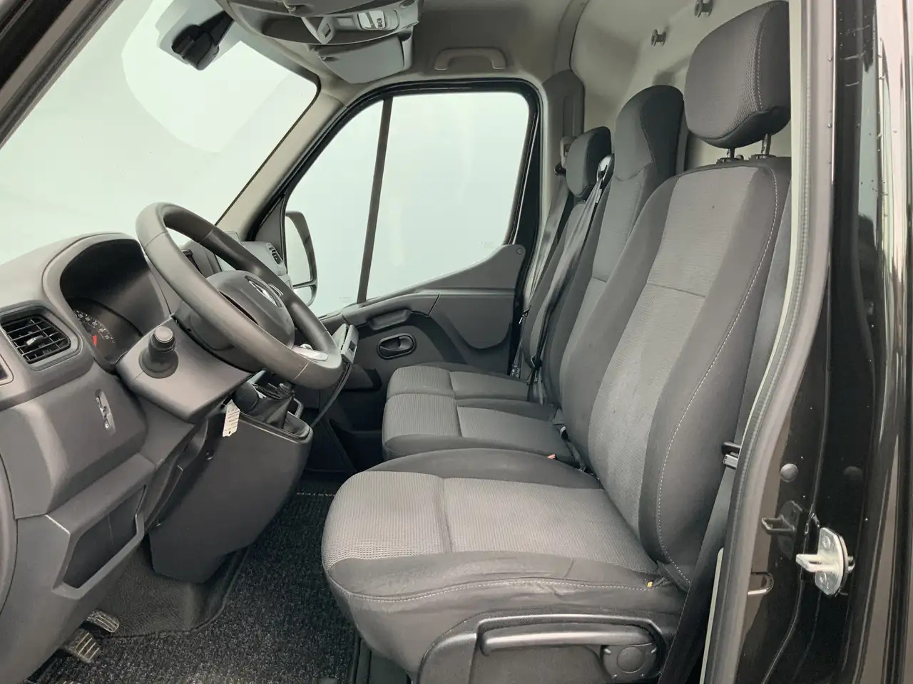 Renault Master T35 2.3 dCi 150 L2H2 Airco Cruise 3 Zits Camera Tr - Furgon: slika Renault Master T35 2.3 dCi 150 L2H2 Airco Cruise 3 Zits Camera Tr - Furgon Renault Master T35 2.3 dCi 150 L2H2 Airco Cruise 3 Zits Camera Tr - Furgon: slika Renault Master T35 2.3 dCi 150 L2H2 Airco Cruise 3 Zits Camera Tr - Furgon