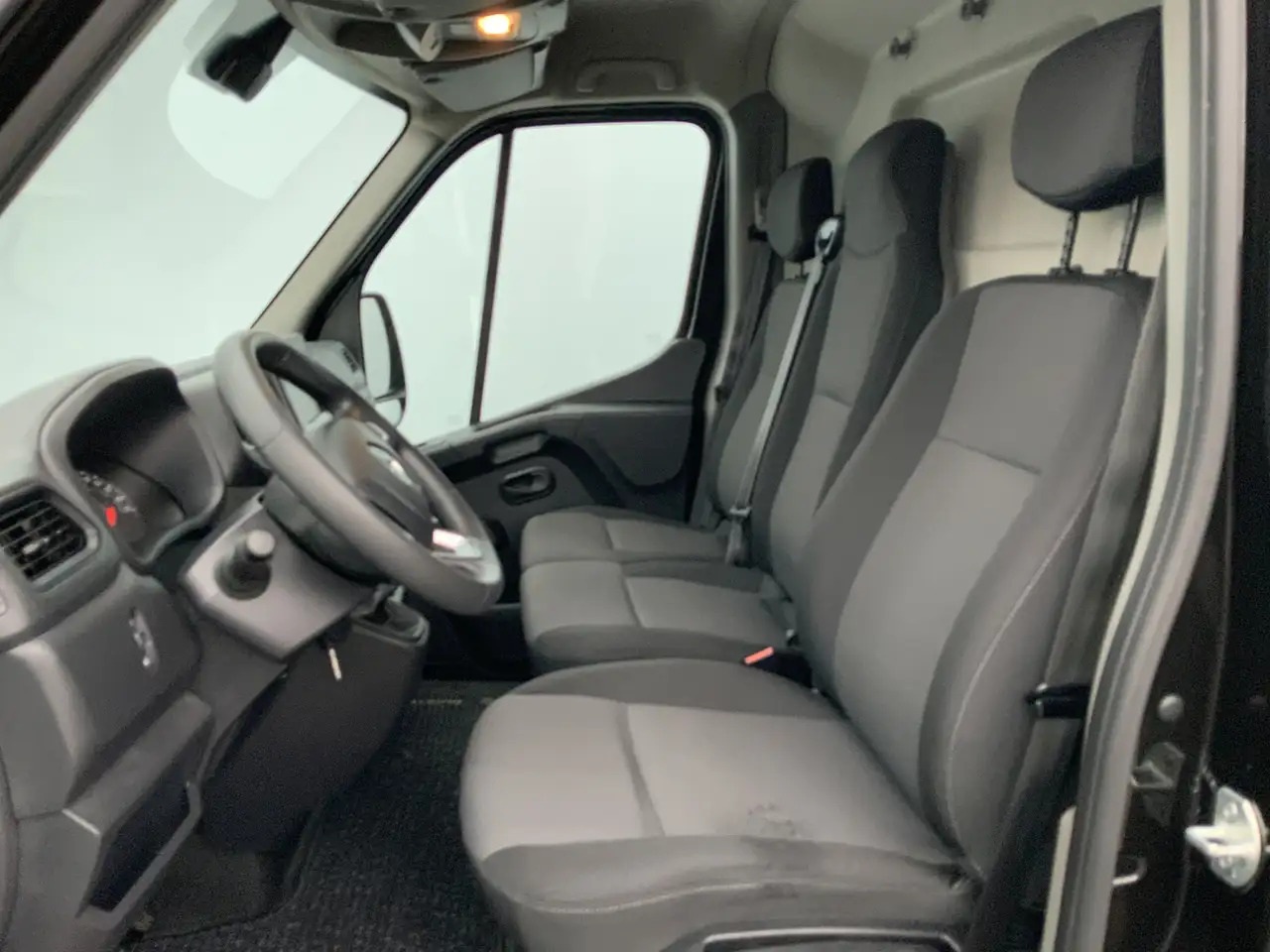 Renault Master T35 2.3 dCi 150 L2H2 Airco Cruise Camera 3 Zits Na - Furgon: slika Renault Master T35 2.3 dCi 150 L2H2 Airco Cruise Camera 3 Zits Na - Furgon Renault Master T35 2.3 dCi 150 L2H2 Airco Cruise Camera 3 Zits Na - Furgon: slika Renault Master T35 2.3 dCi 150 L2H2 Airco Cruise Camera 3 Zits Na - Furgon