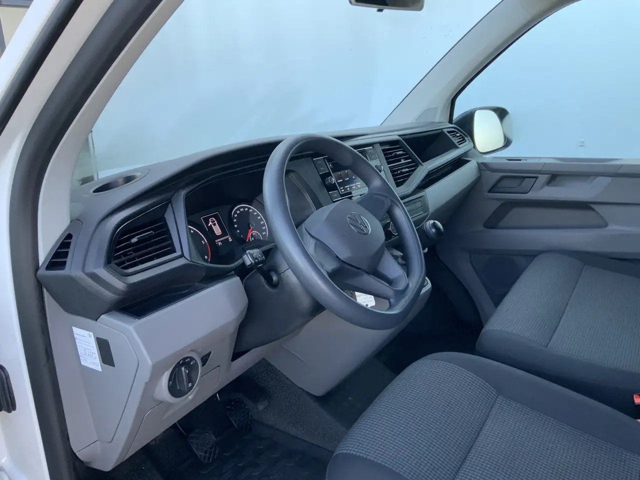 Volkswagen T6.1 Transporter 2.0 TDI L1H1 26 Economy Business Airco Cruise 3 Zi - Furgon: slika Volkswagen T6.1 Transporter 2.0 TDI L1H1 26 Economy Business Airco Cruise 3 Zi - Furgon Volkswagen T6.1 Transporter 2.0 TDI L1H1 26 Economy Business Airco Cruise 3 Zi - Furgon: slika Volkswagen T6.1 Transporter 2.0 TDI L1H1 26 Economy Business Airco Cruise 3 Zi - Furgon