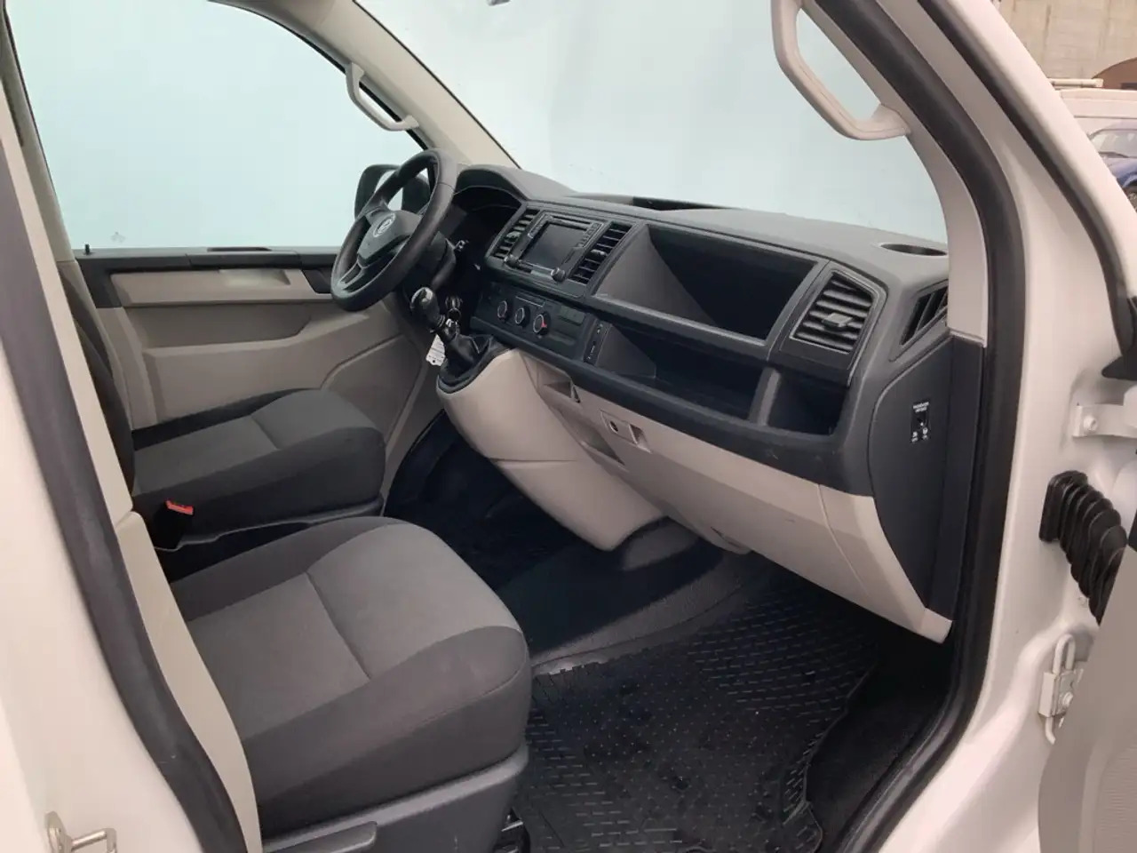 Volkswagen T6 Transporter 2.0 TDI L1H1 Comfortline Airco Navi Trekhaak 2200 - Furgon: slika Volkswagen T6 Transporter 2.0 TDI L1H1 Comfortline Airco Navi Trekhaak 2200 - Furgon Volkswagen T6 Transporter 2.0 TDI L1H1 Comfortline Airco Navi Trekhaak 2200 - Furgon: slika Volkswagen T6 Transporter 2.0 TDI L1H1 Comfortline Airco Navi Trekhaak 2200 - Furgon