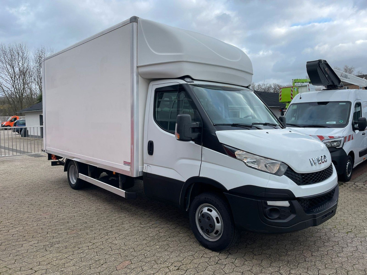 Iveco Daily Koffer 4.2m Ladebordwand Dhollandia Klima - Dostavno vozilo sa zatvorenim sandukom: slika Iveco Daily Koffer 4.2m Ladebordwand Dhollandia Klima - Dostavno vozilo sa zatvorenim sandukom Iveco Daily Koffer 4.2m Ladebordwand Dhollandia Klima - Dostavno vozilo sa zatvorenim sandukom: slika Iveco Daily Koffer 4.2m Ladebordwand Dhollandia Klima - Dostavno vozilo sa zatvorenim sandukom
