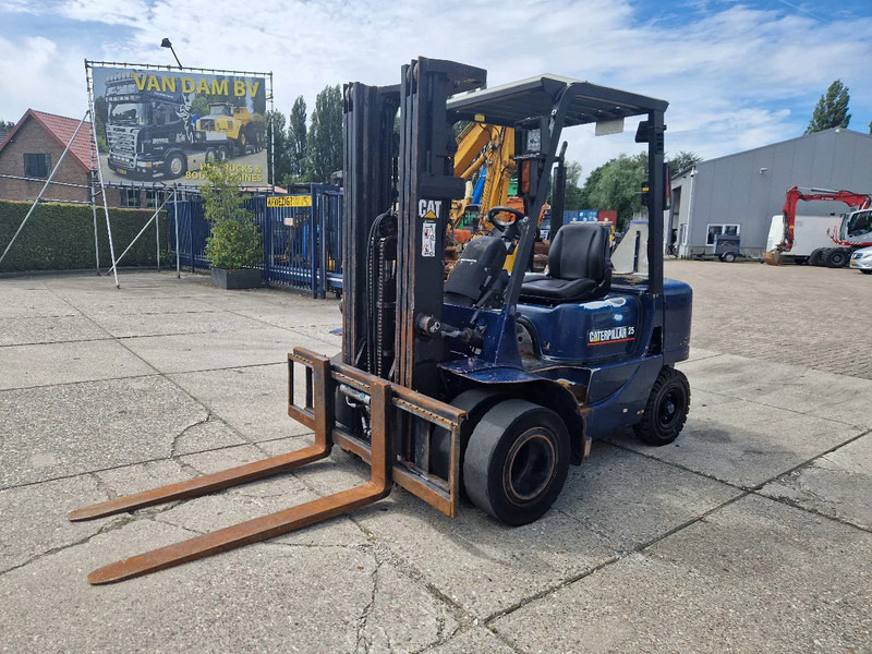 Caterpillar DP25K met breed vorkenbord - Diesel viličar: slika Caterpillar DP25K met breed vorkenbord - Diesel viličar Caterpillar DP25K met breed vorkenbord - Diesel viličar: slika Caterpillar DP25K met breed vorkenbord - Diesel viličar