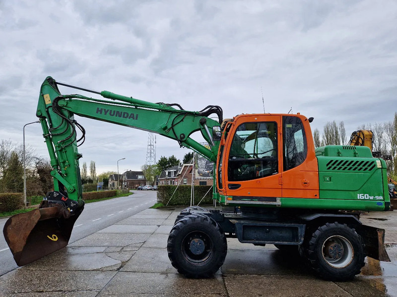 Hyundai Robex 160W-9A met 6-cilinder Cummins motor - Bager na kotačima: slika Hyundai Robex 160W-9A met 6-cilinder Cummins motor - Bager na kotačima Hyundai Robex 160W-9A met 6-cilinder Cummins motor - Bager na kotačima: slika Hyundai Robex 160W-9A met 6-cilinder Cummins motor - Bager na kotačima