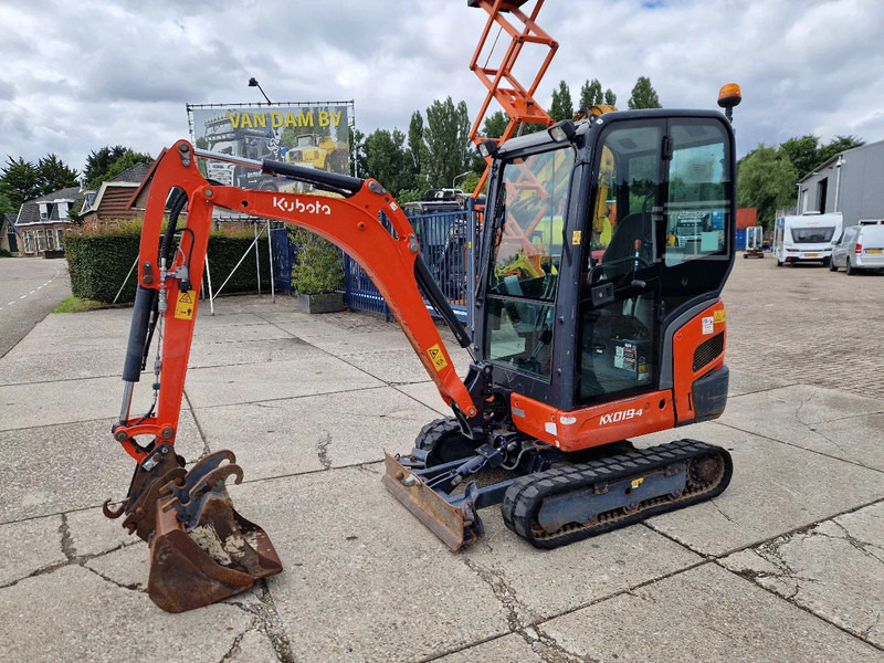 Kubota KX019-4 CW05 met 2 bakken - Mini bager: slika Kubota KX019-4 CW05 met 2 bakken - Mini bager Kubota KX019-4 CW05 met 2 bakken - Mini bager: slika Kubota KX019-4 CW05 met 2 bakken - Mini bager