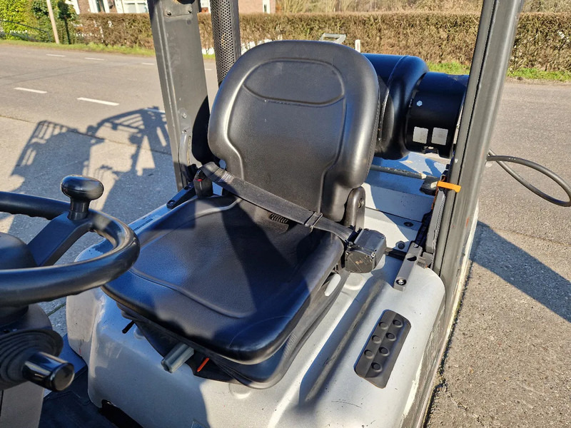 Plinski viličar Nissan 1.8 ton LPG triplomast: slika Plinski viličar Nissan 1.8 ton LPG triplomast