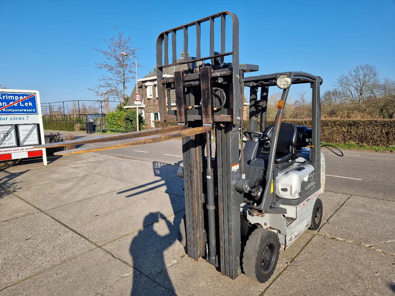 Plinski viličar Nissan 1.8 ton LPG triplomast: slika Plinski viličar Nissan 1.8 ton LPG triplomast