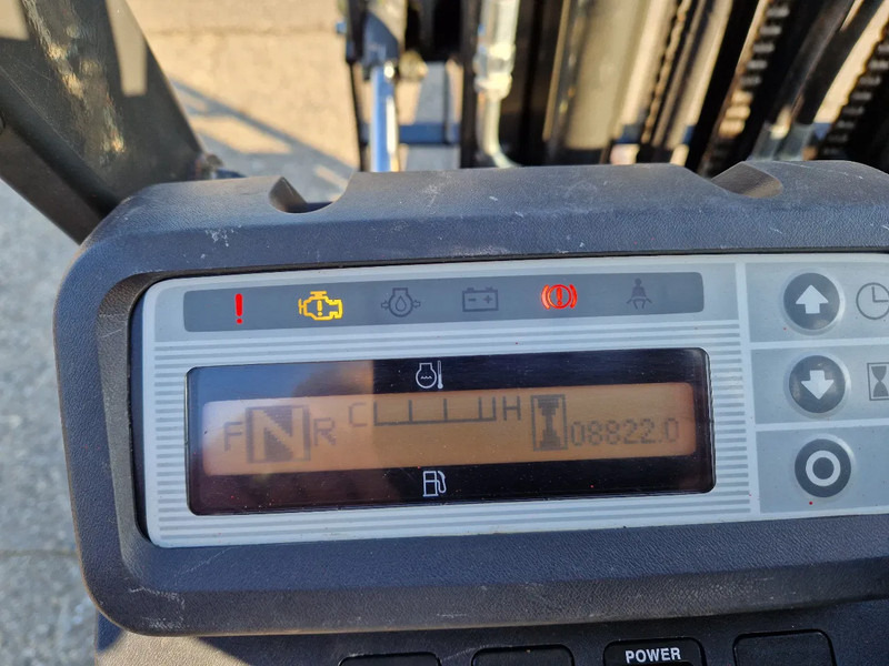 Plinski viličar Nissan 1.8 ton LPG triplomast: slika Plinski viličar Nissan 1.8 ton LPG triplomast