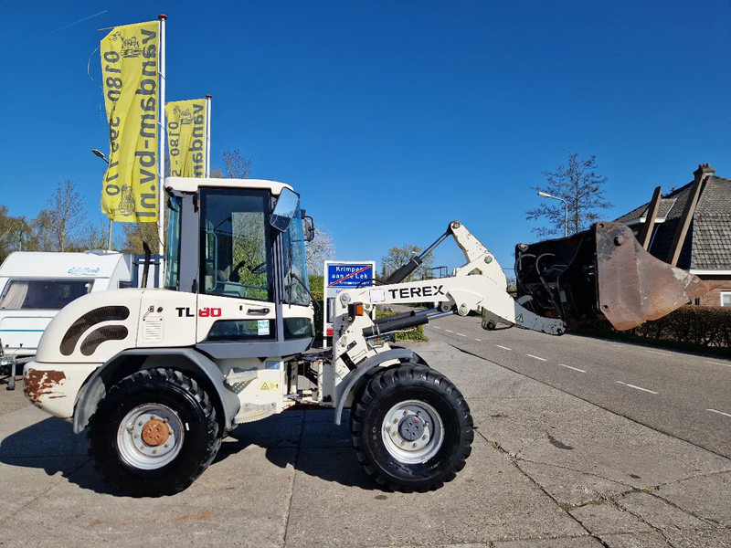 Terex TL80 palletvorken en 4in1-bak - Utovarivač na kotačima: slika Terex TL80 palletvorken en 4in1-bak - Utovarivač na kotačima Terex TL80 palletvorken en 4in1-bak - Utovarivač na kotačima: slika Terex TL80 palletvorken en 4in1-bak - Utovarivač na kotačima