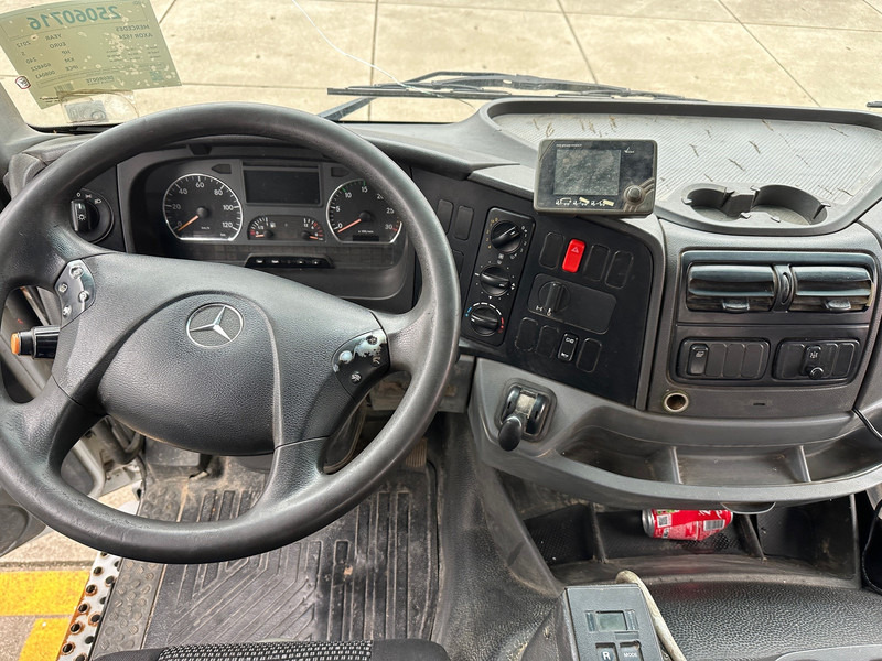 Kamion s kukastom dizalicom, Kamion s kranom Mercedes-Benz Axor 1824: slika Kamion s kukastom dizalicom, Kamion s kranom Mercedes-Benz Axor 1824