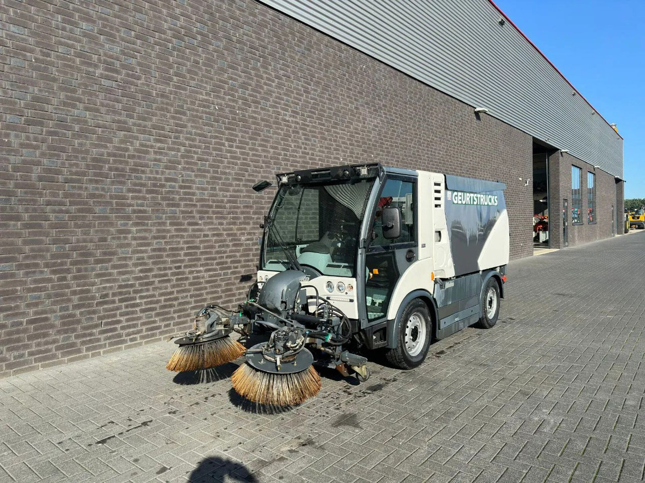 Hako CITYMASTER 2200 SWEEPING TRUCK/ KEHRMASCHINE/VEE - Cestovna čistilica: slika Hako CITYMASTER 2200 SWEEPING TRUCK/ KEHRMASCHINE/VEE - Cestovna čistilica Hako CITYMASTER 2200 SWEEPING TRUCK/ KEHRMASCHINE/VEE - Cestovna čistilica: slika Hako CITYMASTER 2200 SWEEPING TRUCK/ KEHRMASCHINE/VEE - Cestovna čistilica