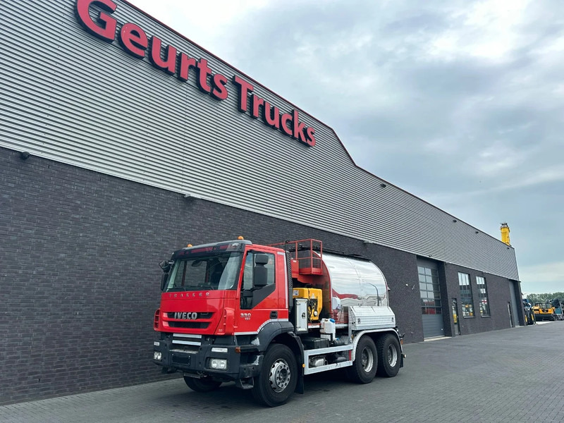 Iveco Trakker 330 6X4 LINNHOFF& HENNE AWÖL 600 6M3 ASFALTKOKER/ASPHALTKOCHER/ASFALTCOOKER/HEATER - Kamion: slika Iveco Trakker 330 6X4 LINNHOFF& HENNE AWÖL 600 6M3 ASFALTKOKER/ASPHALTKOCHER/ASFALTCOOKER/HEATER - Kamion Iveco Trakker 330 6X4 LINNHOFF& HENNE AWÖL 600 6M3 ASFALTKOKER/ASPHALTKOCHER/ASFALTCOOKER/HEATER - Kamion: slika Iveco Trakker 330 6X4 LINNHOFF& HENNE AWÖL 600 6M3 ASFALTKOKER/ASPHALTKOCHER/ASFALTCOOKER/HEATER - Kamion