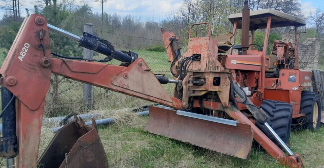 DITCH WITCH 8020 - Trenčer: slika DITCH WITCH 8020 - Trenčer DITCH WITCH 8020 - Trenčer: slika DITCH WITCH 8020 - Trenčer