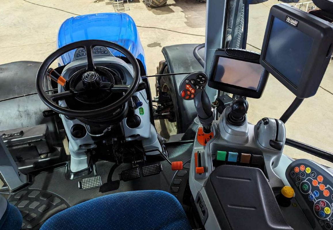 NEW HOLLAND T7.260 - Traktor: slika NEW HOLLAND T7.260 - Traktor NEW HOLLAND T7.260 - Traktor: slika NEW HOLLAND T7.260 - Traktor