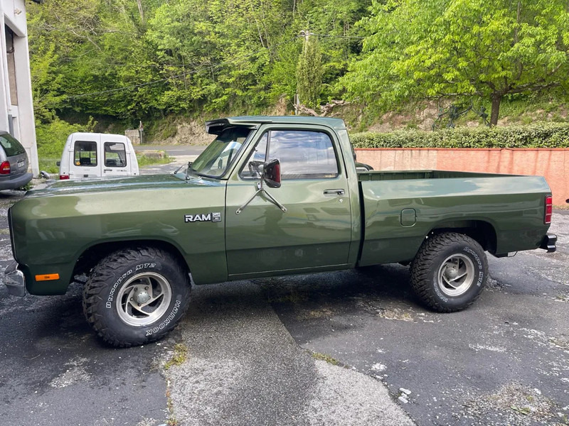 Dodge Ram 150 Custom V8 Benzine - Pick-up: slika Dodge Ram 150 Custom V8 Benzine - Pick-up Dodge Ram 150 Custom V8 Benzine - Pick-up: slika Dodge Ram 150 Custom V8 Benzine - Pick-up