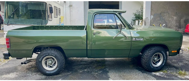 Dodge Ram 150 Custom V8 Benzine - Pick-up: slika Dodge Ram 150 Custom V8 Benzine - Pick-up Dodge Ram 150 Custom V8 Benzine - Pick-up: slika Dodge Ram 150 Custom V8 Benzine - Pick-up