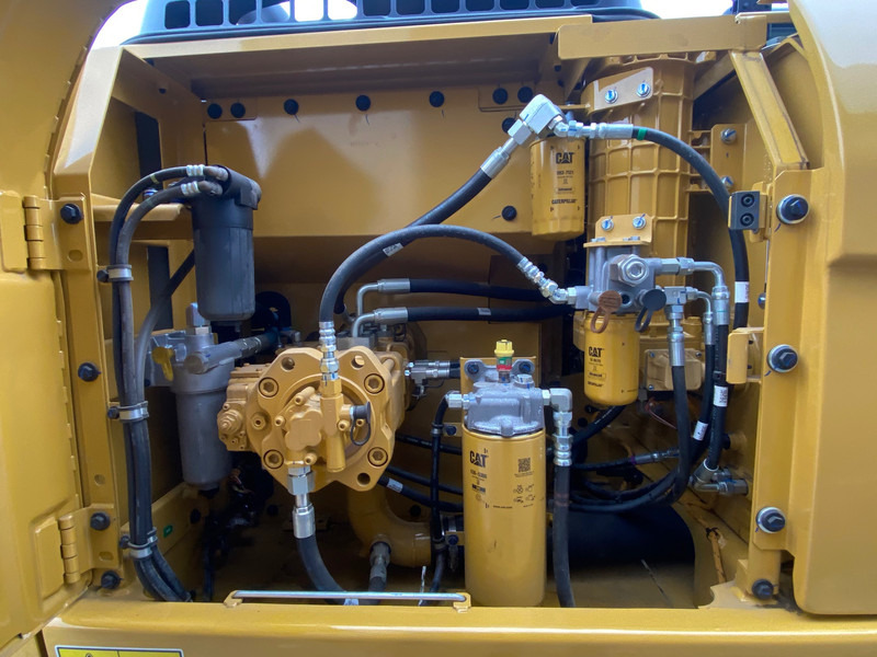 Novi Bager gusjeničar Caterpillar 323D3: slika Novi Bager gusjeničar Caterpillar 323D3