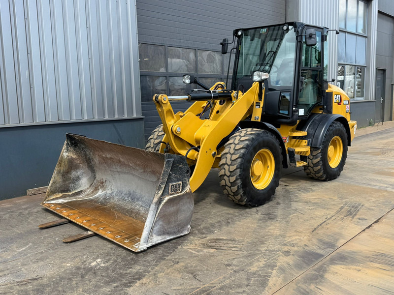 Caterpillar 908M CE + EPA - Utovarivač na kotačima: slika Caterpillar 908M CE + EPA - Utovarivač na kotačima Caterpillar 908M CE + EPA - Utovarivač na kotačima: slika Caterpillar 908M CE + EPA - Utovarivač na kotačima