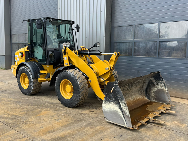 Caterpillar 908M - Utovarivač na kotačima: slika Caterpillar 908M - Utovarivač na kotačima Caterpillar 908M - Utovarivač na kotačima: slika Caterpillar 908M - Utovarivač na kotačima
