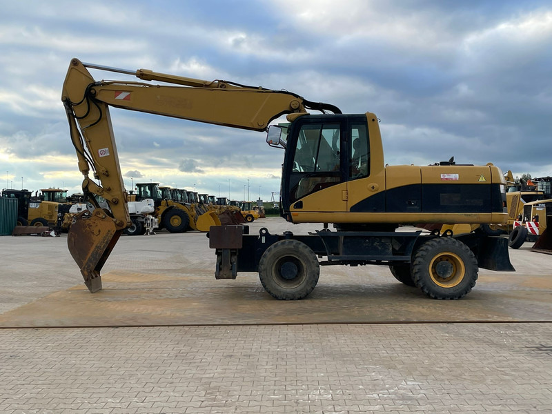 Bager na kotačima Caterpillar M318C: slika Bager na kotačima Caterpillar M318C
