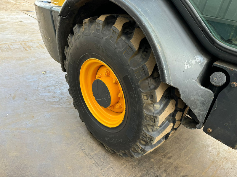 Zakup Komatsu WA70M-8EO - new tires Komatsu WA70M-8EO - new tires: slika Zakup Komatsu WA70M-8EO - new tires Komatsu WA70M-8EO - new tires