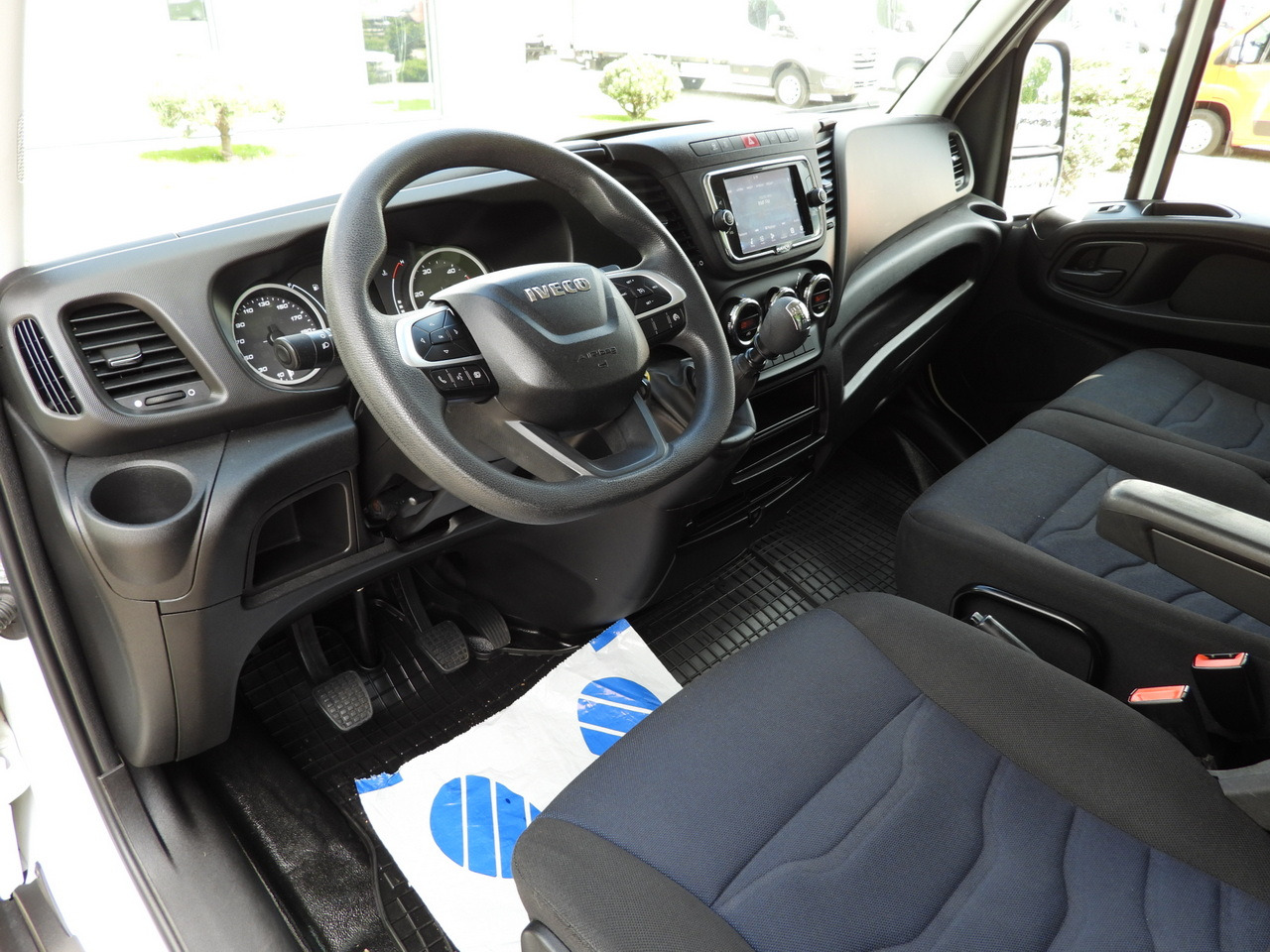 IVECO DAILY 35C16 BOX LIFT 8 PALLETS CRUISE CONTROL TWIN WHEELS AIR CONDITIONING 160HP - Dostavno vozilo sa zatvorenim sandukom: slika IVECO DAILY 35C16 BOX LIFT 8 PALLETS CRUISE CONTROL TWIN WHEELS AIR CONDITIONING 160HP - Dostavno vozilo sa zatvorenim sandukom IVECO DAILY 35C16 BOX LIFT 8 PALLETS CRUISE CONTROL TWIN WHEELS AIR CONDITIONING 160HP - Dostavno vozilo sa zatvorenim sandukom: slika IVECO DAILY 35C16 BOX LIFT 8 PALLETS CRUISE CONTROL TWIN WHEELS AIR CONDITIONING 160HP - Dostavno vozilo sa zatvorenim sandukom