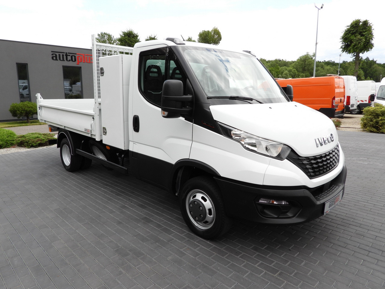 IVECO DAILY 35C16 TIPPER CRUISE CONTROL TWIN WHEELS AIR CONDITIONING 160HP - Mali kamion kiper: slika IVECO DAILY 35C16 TIPPER CRUISE CONTROL TWIN WHEELS AIR CONDITIONING 160HP - Mali kamion kiper IVECO DAILY 35C16 TIPPER CRUISE CONTROL TWIN WHEELS AIR CONDITIONING 160HP - Mali kamion kiper: slika IVECO DAILY 35C16 TIPPER CRUISE CONTROL TWIN WHEELS AIR CONDITIONING 160HP - Mali kamion kiper