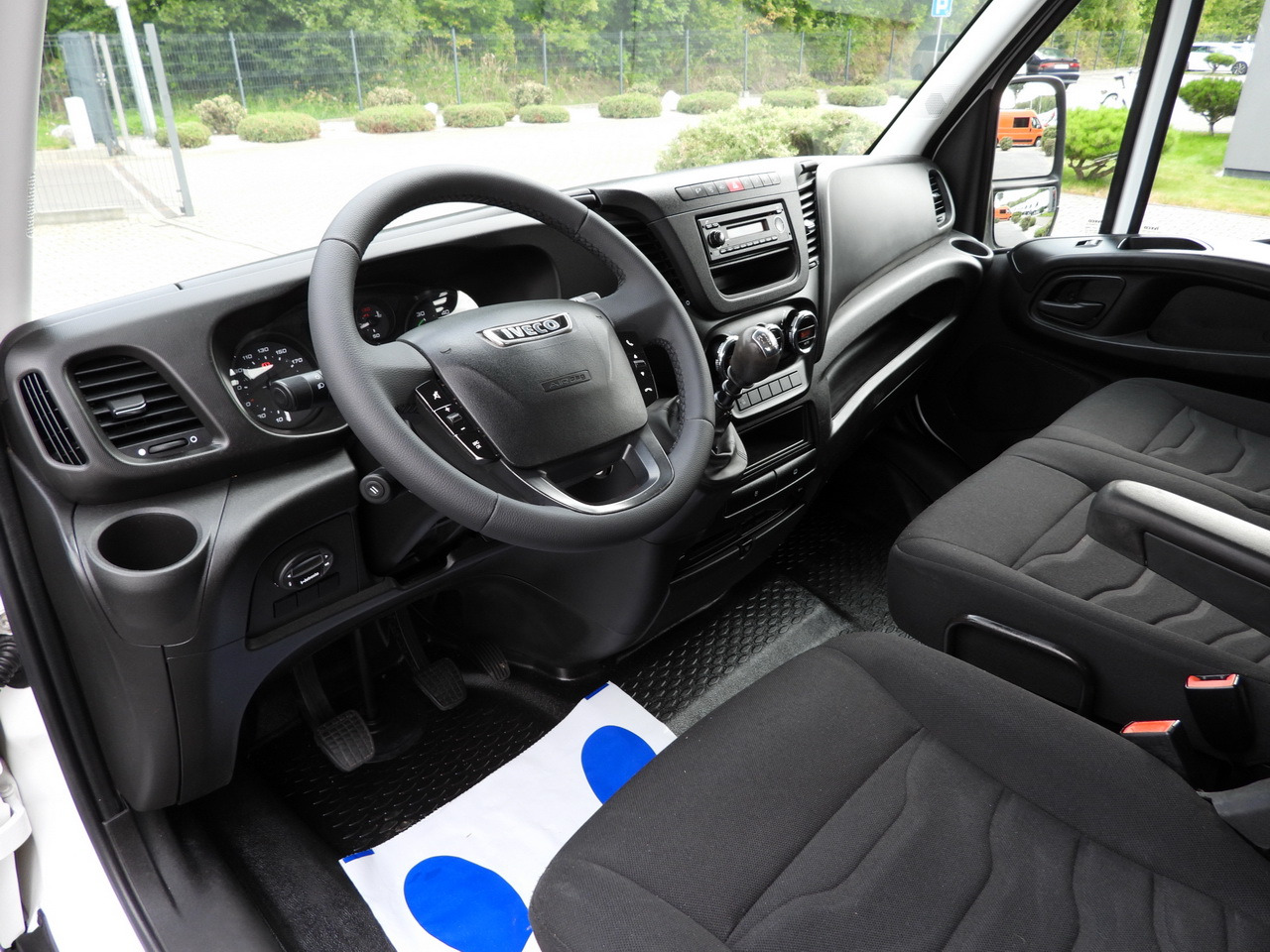 IVECO DAILY 35C17 STAKE BODY DOUBLE CABIN DOKA 7 SEATS CRUISE CONTROL TWIN WHEELS AIR CONDITIONING 170HP - Dostavno vozilo s ravnom platformom: slika IVECO DAILY 35C17 STAKE BODY DOUBLE CABIN DOKA 7 SEATS CRUISE CONTROL TWIN WHEELS AIR CONDITIONING 170HP - Dostavno vozilo s ravnom platformom IVECO DAILY 35C17 STAKE BODY DOUBLE CABIN DOKA 7 SEATS CRUISE CONTROL TWIN WHEELS AIR CONDITIONING 170HP - Dostavno vozilo s ravnom platformom: slika IVECO DAILY 35C17 STAKE BODY DOUBLE CABIN DOKA 7 SEATS CRUISE CONTROL TWIN WHEELS AIR CONDITIONING 170HP - Dostavno vozilo s ravnom platformom