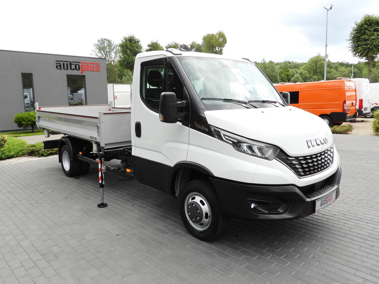 IVECO DAILY 35C18 THREE-WAY TIPPER 3 HDS SEATS CRUISE CONTROL LED LIGHTS AUTOMATIC TRANSMISSION HI-MATIC TWIN WHEELS AIR CONDITIONING 180HP - Mali kamion kiper: slika IVECO DAILY 35C18 THREE-WAY TIPPER 3 HDS SEATS CRUISE CONTROL LED LIGHTS AUTOMATIC TRANSMISSION HI-MATIC TWIN WHEELS AIR CONDITIONING 180HP - Mali kamion kiper IVECO DAILY 35C18 THREE-WAY TIPPER 3 HDS SEATS CRUISE CONTROL LED LIGHTS AUTOMATIC TRANSMISSION HI-MATIC TWIN WHEELS AIR CONDITIONING 180HP - Mali kamion kiper: slika IVECO DAILY 35C18 THREE-WAY TIPPER 3 HDS SEATS CRUISE CONTROL LED LIGHTS AUTOMATIC TRANSMISSION HI-MATIC TWIN WHEELS AIR CONDITIONING 180HP - Mali kamion kiper