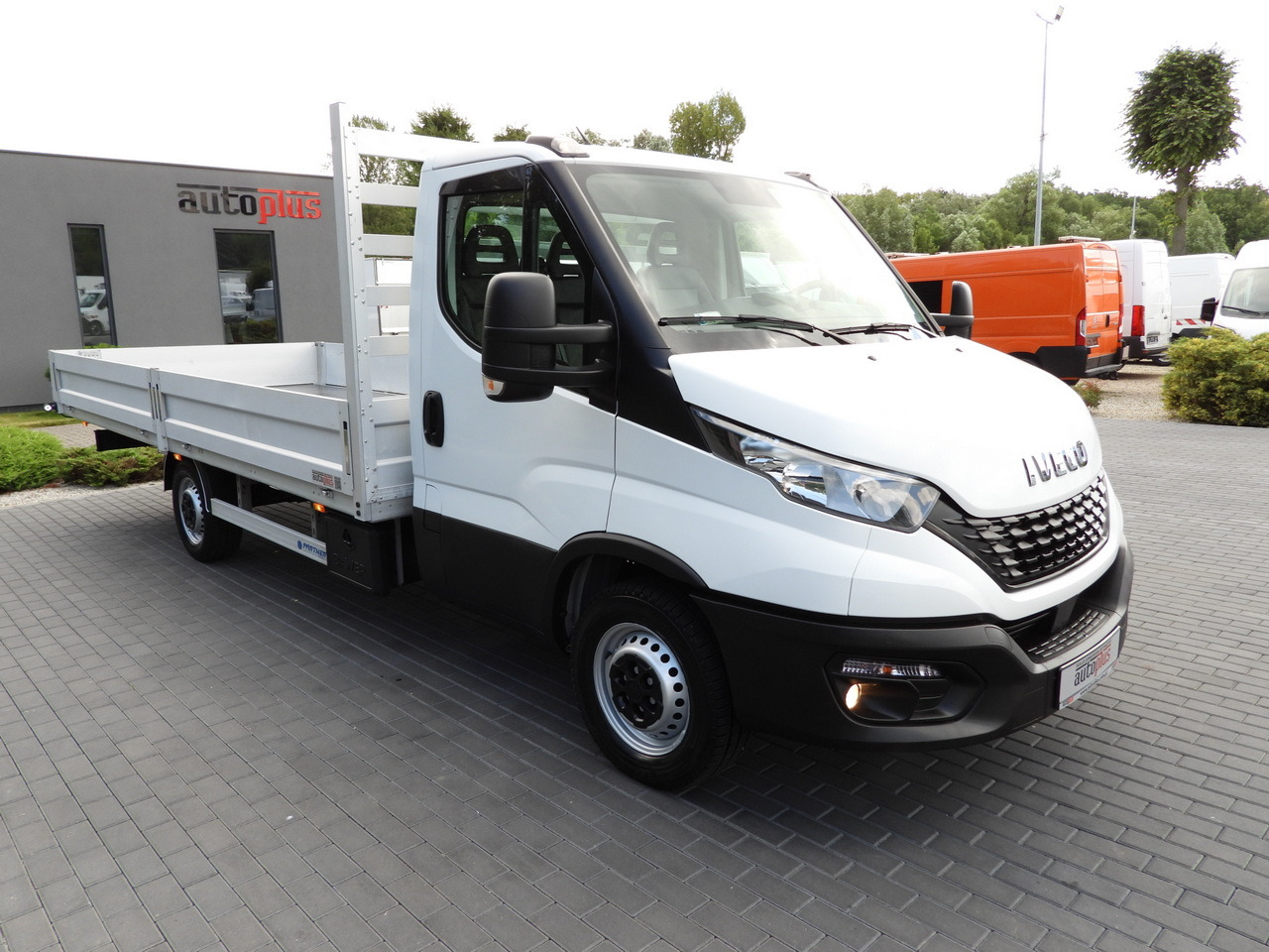 IVECO DAILY 35S16 STAKE BODY 10 PALLETS CRUISE CONTROL AIR CONDITIONING 160HP - Dostavno vozilo s ravnom platformom: slika IVECO DAILY 35S16 STAKE BODY 10 PALLETS CRUISE CONTROL AIR CONDITIONING 160HP - Dostavno vozilo s ravnom platformom IVECO DAILY 35S16 STAKE BODY 10 PALLETS CRUISE CONTROL AIR CONDITIONING 160HP - Dostavno vozilo s ravnom platformom: slika IVECO DAILY 35S16 STAKE BODY 10 PALLETS CRUISE CONTROL AIR CONDITIONING 160HP - Dostavno vozilo s ravnom platformom