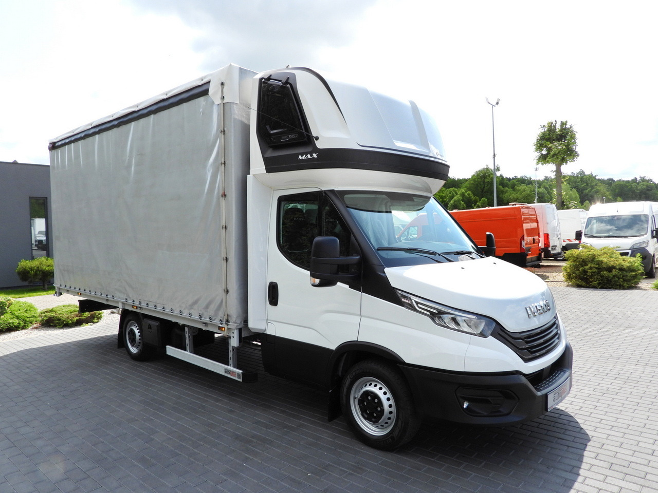 IVECO DAILY 35S18 TARPAULIN 10 PALLETS CRUISE CONTROL LED LIGHTS AIR CONDITIONING 180HP - Dostavno vozilo s ceradom: slika IVECO DAILY 35S18 TARPAULIN 10 PALLETS CRUISE CONTROL LED LIGHTS AIR CONDITIONING 180HP - Dostavno vozilo s ceradom IVECO DAILY 35S18 TARPAULIN 10 PALLETS CRUISE CONTROL LED LIGHTS AIR CONDITIONING 180HP - Dostavno vozilo s ceradom: slika IVECO DAILY 35S18 TARPAULIN 10 PALLETS CRUISE CONTROL LED LIGHTS AIR CONDITIONING 180HP - Dostavno vozilo s ceradom