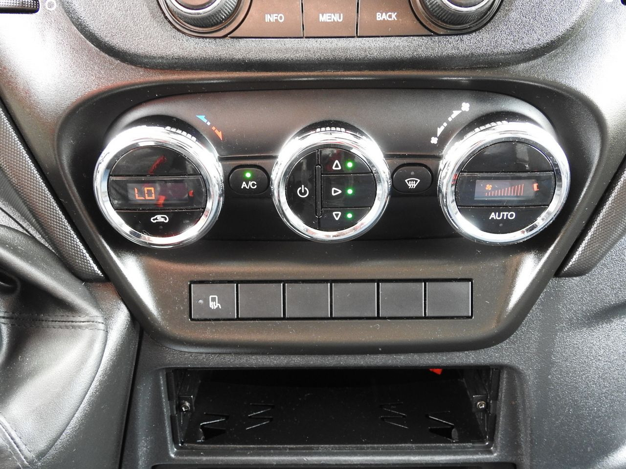 Dostavno vozilo s ceradom IVECO DAILY 35S18 TARPAULIN 10 PALLETS WEBASTO CRUISE CONTROL LED LIGHTS AIR CONDITIONING  180HP: slika Dostavno vozilo s ceradom IVECO DAILY 35S18 TARPAULIN 10 PALLETS WEBASTO CRUISE CONTROL LED LIGHTS AIR CONDITIONING  180HP