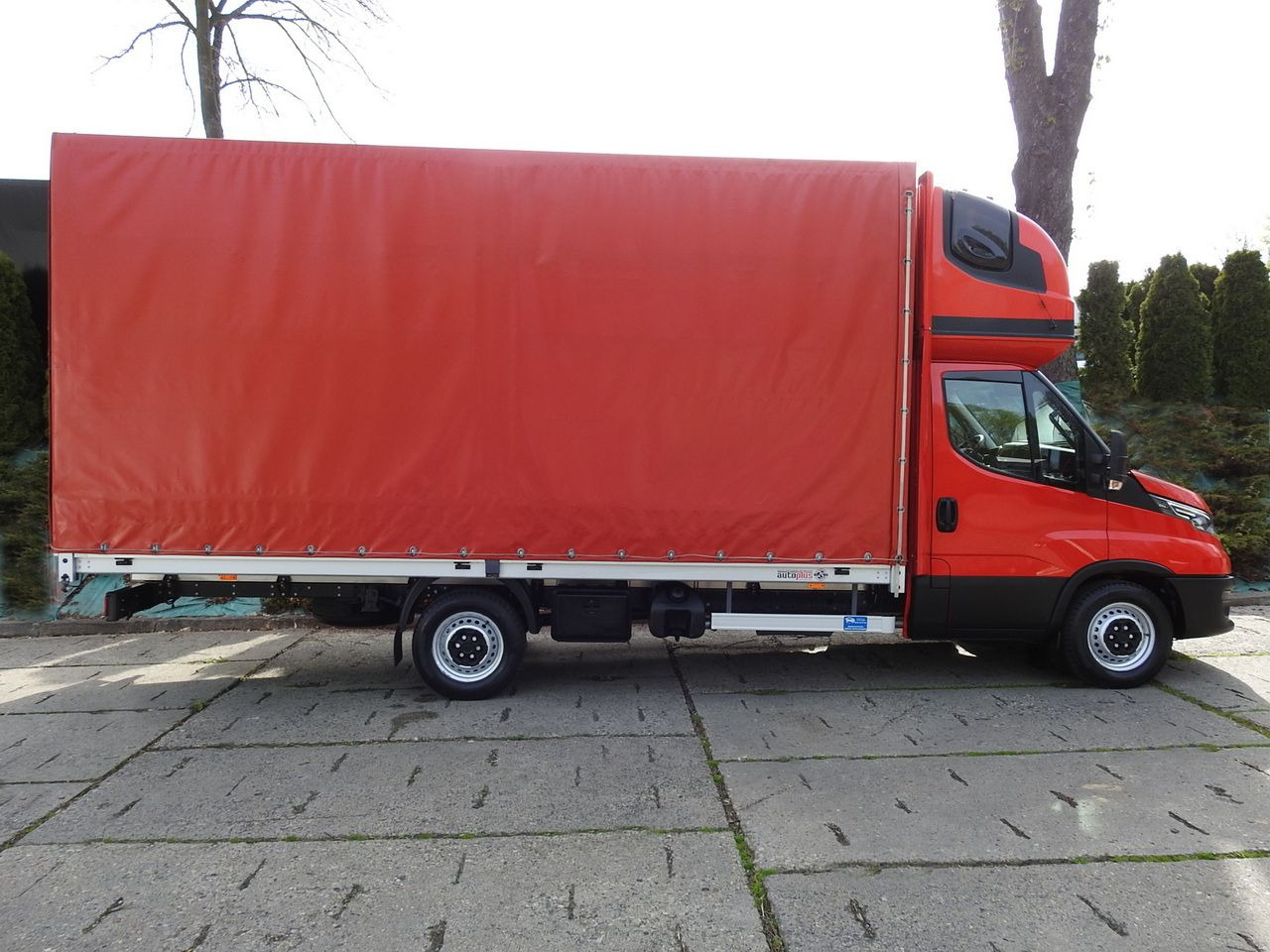 Dostavno vozilo s ceradom IVECO DAILY 35S18 TARPAULIN 10 PALLETS WEBASTO CRUISE CONTROL LED LIGHTS AIR CONDITIONING  180HP: slika Dostavno vozilo s ceradom IVECO DAILY 35S18 TARPAULIN 10 PALLETS WEBASTO CRUISE CONTROL LED LIGHTS AIR CONDITIONING  180HP