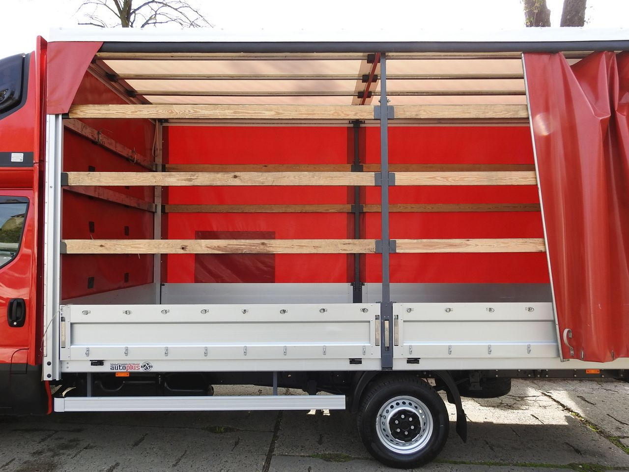 Dostavno vozilo s ceradom IVECO DAILY 35S18 TARPAULIN 10 PALLETS WEBASTO CRUISE CONTROL LED LIGHTS AIR CONDITIONING  180HP: slika Dostavno vozilo s ceradom IVECO DAILY 35S18 TARPAULIN 10 PALLETS WEBASTO CRUISE CONTROL LED LIGHTS AIR CONDITIONING  180HP