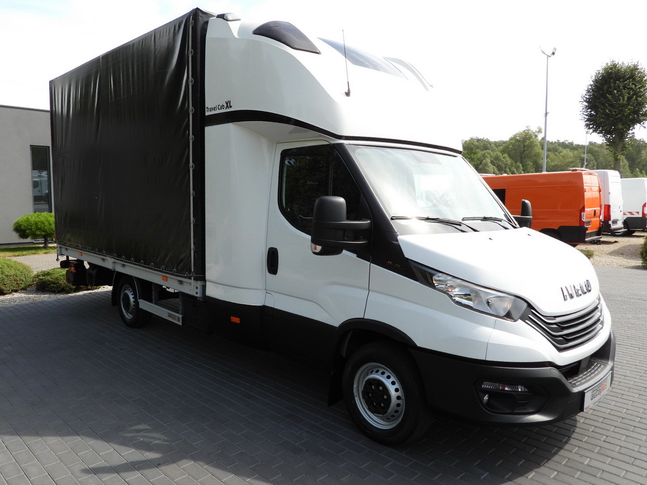 IVECO DAILY 35S18 TARPAULIN LIFT 8 PALLETS CRUISE CONTROL AIR CONDITIONING 180HP - Dostavno vozilo s ceradom: slika IVECO DAILY 35S18 TARPAULIN LIFT 8 PALLETS CRUISE CONTROL AIR CONDITIONING 180HP - Dostavno vozilo s ceradom IVECO DAILY 35S18 TARPAULIN LIFT 8 PALLETS CRUISE CONTROL AIR CONDITIONING 180HP - Dostavno vozilo s ceradom: slika IVECO DAILY 35S18 TARPAULIN LIFT 8 PALLETS CRUISE CONTROL AIR CONDITIONING 180HP - Dostavno vozilo s ceradom