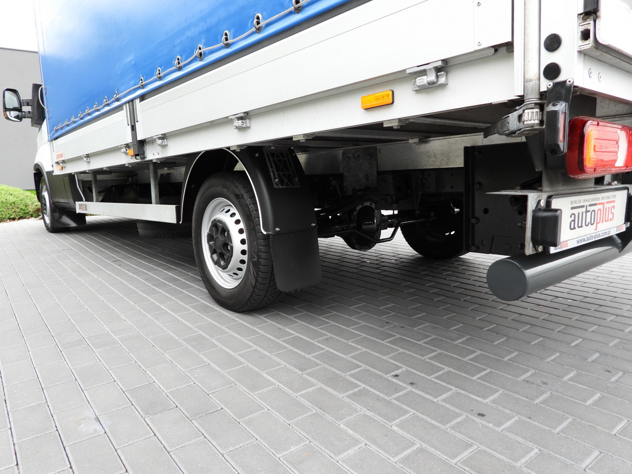 Dostavno vozilo s ceradom IVECO DAILY 35S18 TARPAULIN LIFT 8 PALLETS WEBASTO CRUISE CONTROL LED LIGHTS AIR CONDITIONING  180HP: slika Dostavno vozilo s ceradom IVECO DAILY 35S18 TARPAULIN LIFT 8 PALLETS WEBASTO CRUISE CONTROL LED LIGHTS AIR CONDITIONING  180HP