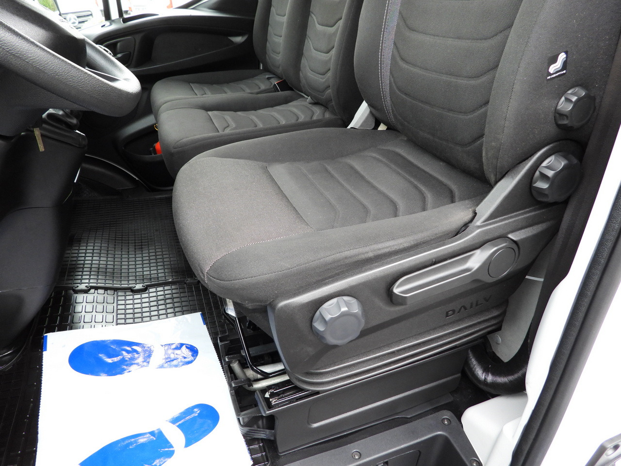 Dostavno vozilo s ceradom IVECO DAILY 35S18 TARPAULIN LIFT 8 PALLETS WEBASTO CRUISE CONTROL LED LIGHTS AIR CONDITIONING  180HP: slika Dostavno vozilo s ceradom IVECO DAILY 35S18 TARPAULIN LIFT 8 PALLETS WEBASTO CRUISE CONTROL LED LIGHTS AIR CONDITIONING  180HP