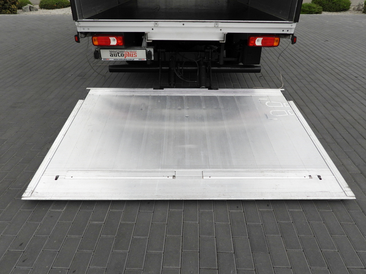 Dostavno vozilo s ceradom IVECO DAILY 35S18 TARPAULIN LIFT 8 PALLETS WEBASTO CRUISE CONTROL LED LIGHTS AIR CONDITIONING  180HP: slika Dostavno vozilo s ceradom IVECO DAILY 35S18 TARPAULIN LIFT 8 PALLETS WEBASTO CRUISE CONTROL LED LIGHTS AIR CONDITIONING  180HP