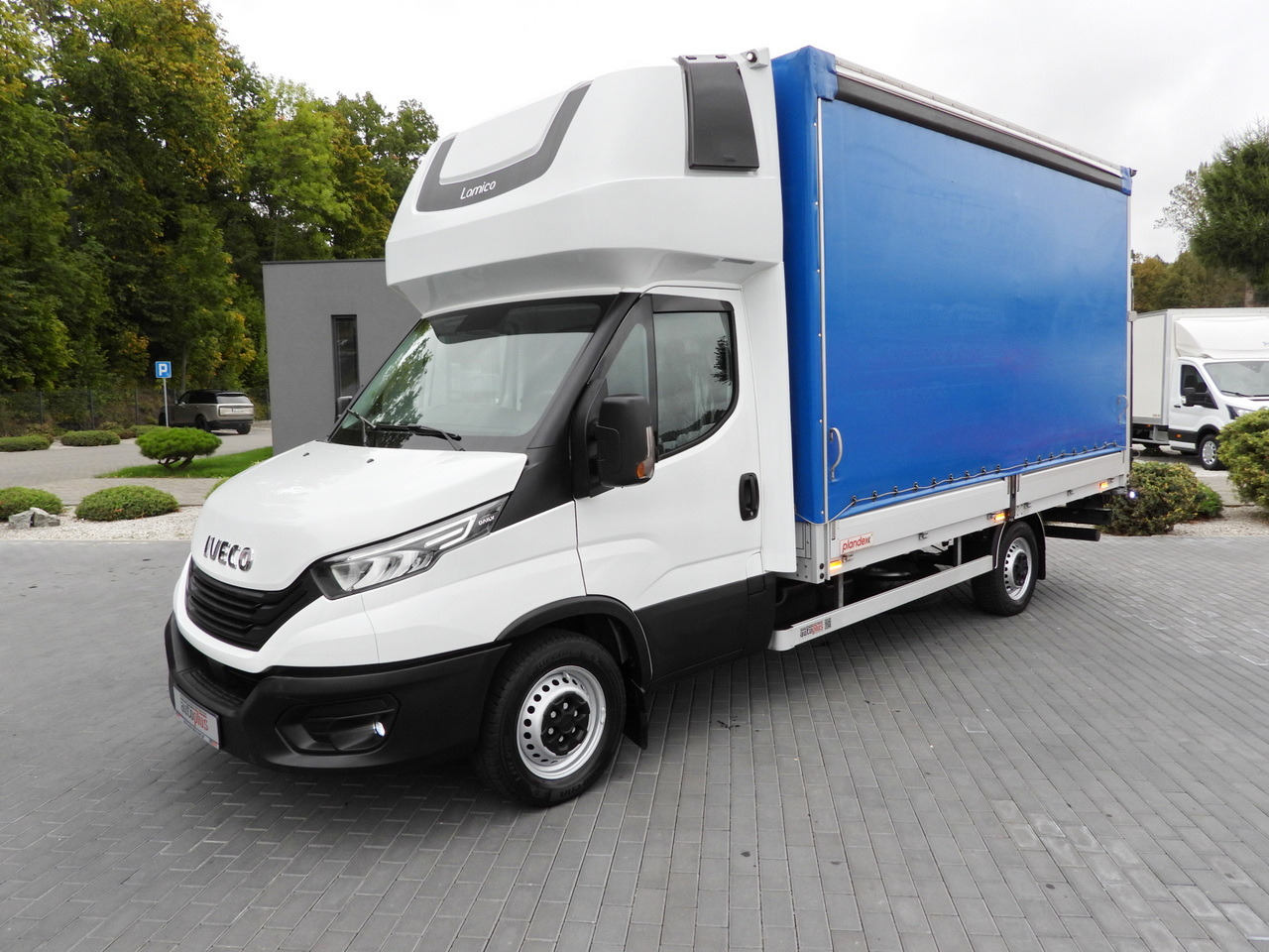 Dostavno vozilo s ceradom IVECO DAILY 35S18 TARPAULIN LIFT 8 PALLETS WEBASTO CRUISE CONTROL LED LIGHTS AIR CONDITIONING  180HP: slika Dostavno vozilo s ceradom IVECO DAILY 35S18 TARPAULIN LIFT 8 PALLETS WEBASTO CRUISE CONTROL LED LIGHTS AIR CONDITIONING  180HP