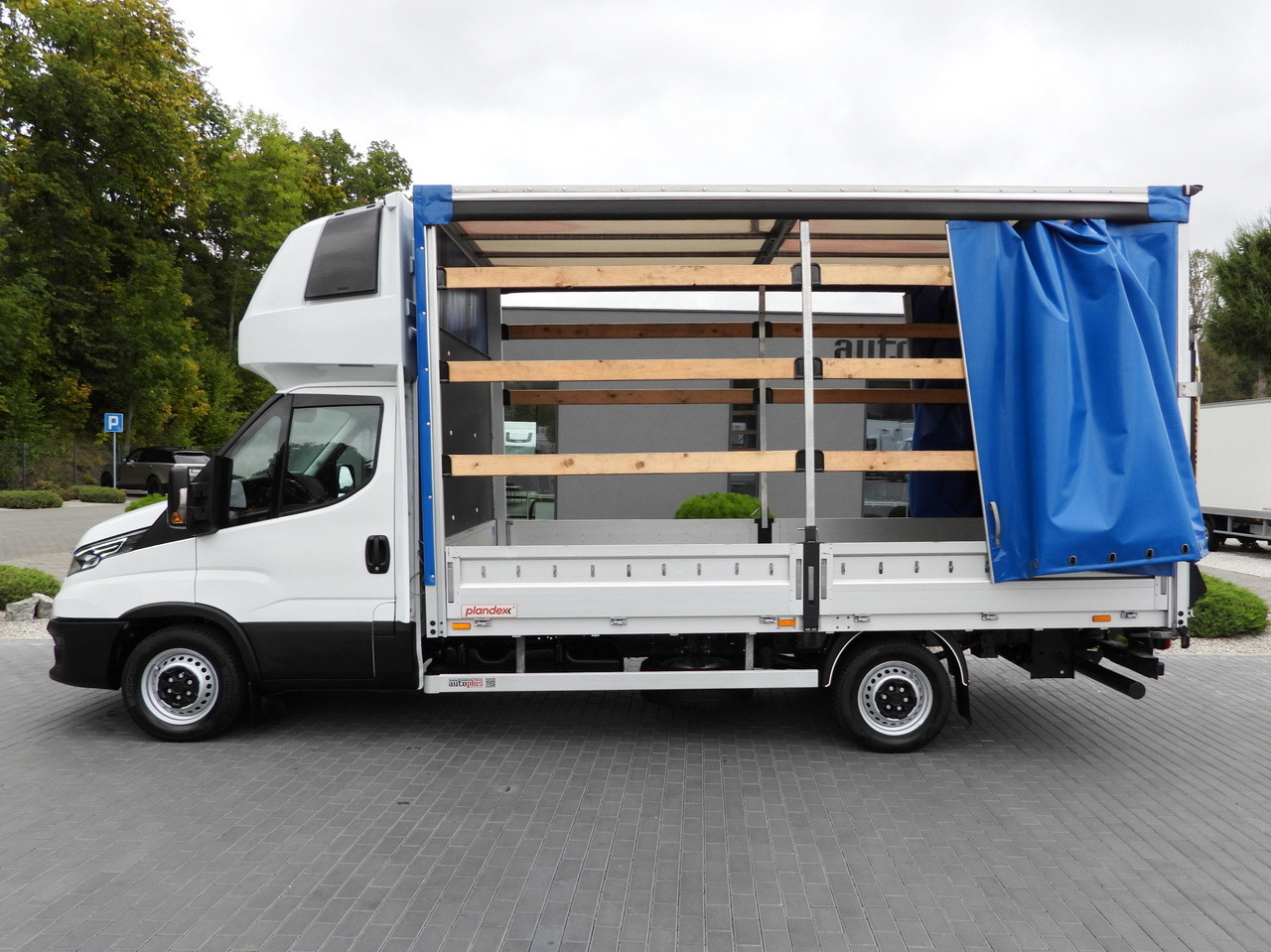 Dostavno vozilo s ceradom IVECO DAILY 35S18 TARPAULIN LIFT 8 PALLETS WEBASTO CRUISE CONTROL LED LIGHTS AIR CONDITIONING  180HP: slika Dostavno vozilo s ceradom IVECO DAILY 35S18 TARPAULIN LIFT 8 PALLETS WEBASTO CRUISE CONTROL LED LIGHTS AIR CONDITIONING  180HP