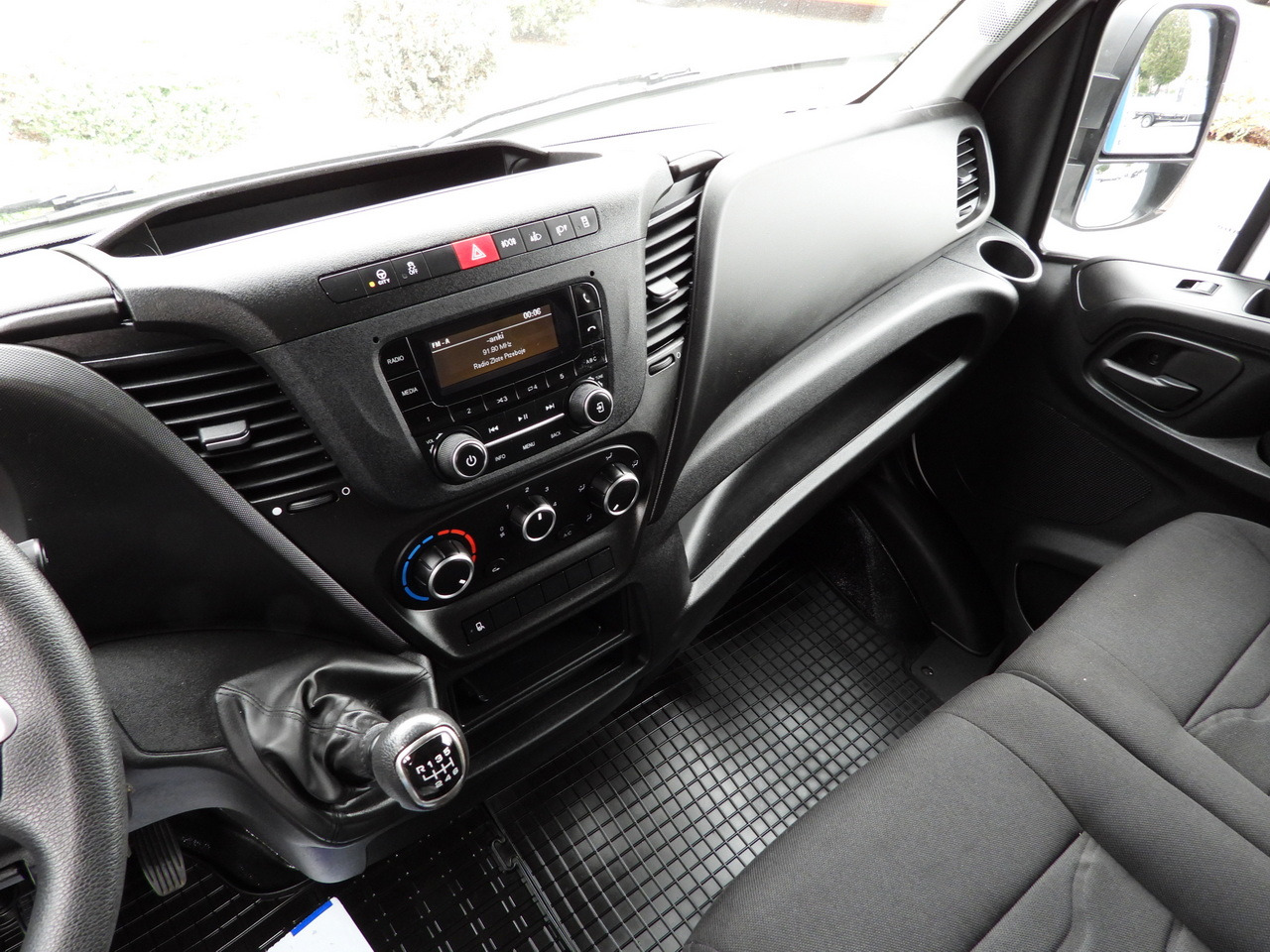 Dostavno vozilo s ceradom IVECO DAILY 35S18 TARPAULIN LIFT 8 PALLETS WEBASTO CRUISE CONTROL LED LIGHTS AIR CONDITIONING  180HP: slika Dostavno vozilo s ceradom IVECO DAILY 35S18 TARPAULIN LIFT 8 PALLETS WEBASTO CRUISE CONTROL LED LIGHTS AIR CONDITIONING  180HP