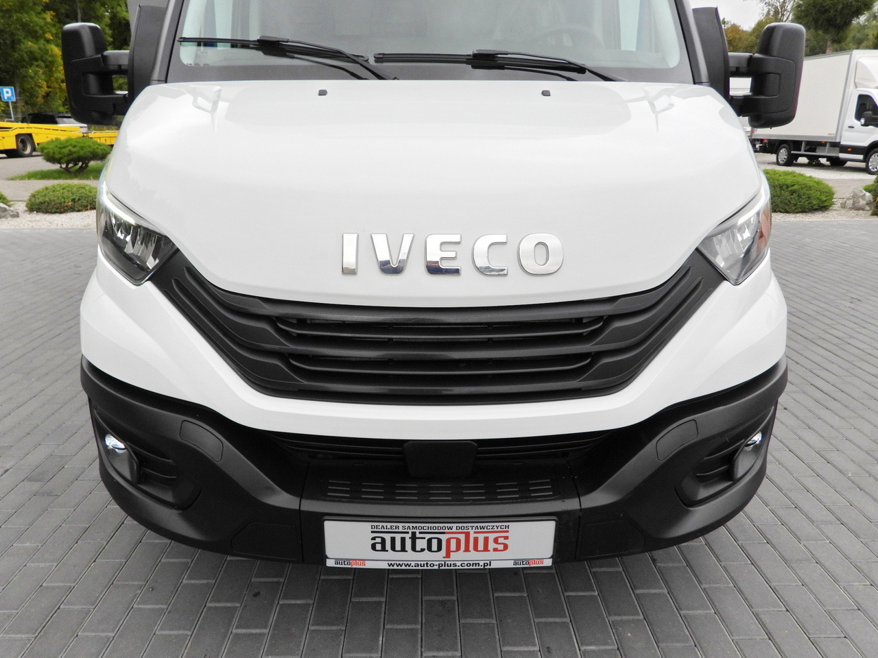 Dostavno vozilo s ceradom IVECO DAILY 35S18 TARPAULIN LIFT 8 PALLETS WEBASTO CRUISE CONTROL LED LIGHTS AIR CONDITIONING  180HP: slika Dostavno vozilo s ceradom IVECO DAILY 35S18 TARPAULIN LIFT 8 PALLETS WEBASTO CRUISE CONTROL LED LIGHTS AIR CONDITIONING  180HP