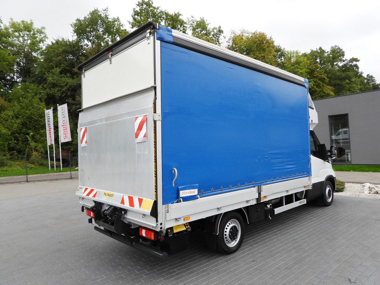 Dostavno vozilo s ceradom IVECO DAILY 35S18 TARPAULIN LIFT 8 PALLETS WEBASTO CRUISE CONTROL LED LIGHTS AIR CONDITIONING  180HP: slika Dostavno vozilo s ceradom IVECO DAILY 35S18 TARPAULIN LIFT 8 PALLETS WEBASTO CRUISE CONTROL LED LIGHTS AIR CONDITIONING  180HP
